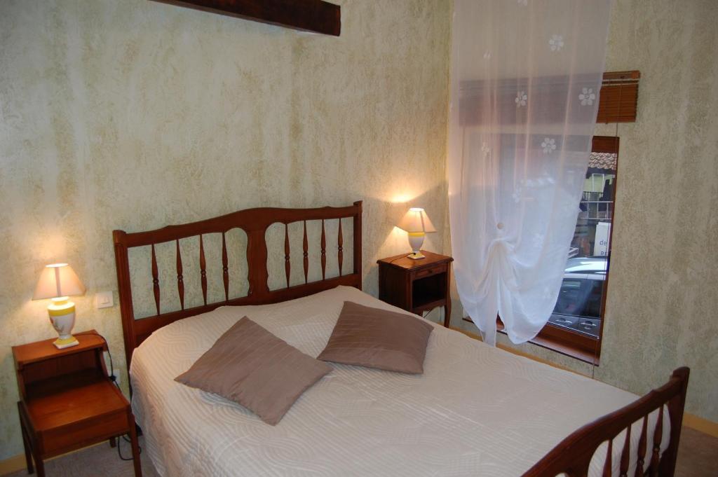Auberge Du Bord Des Eaux - Demi-Pension Assuree Sur Reservation Saint-Amand-les-Eaux Room photo