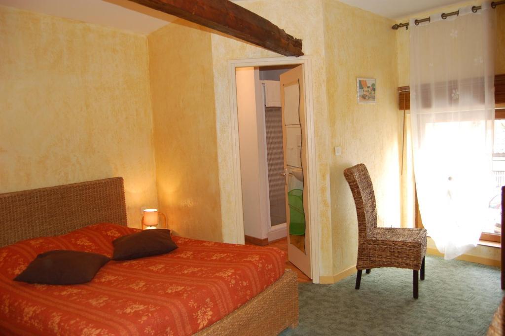 Auberge Du Bord Des Eaux - Demi-Pension Assuree Sur Reservation Saint-Amand-les-Eaux Room photo