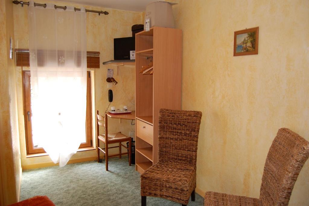 Auberge Du Bord Des Eaux - Demi-Pension Assuree Sur Reservation Saint-Amand-les-Eaux Room photo