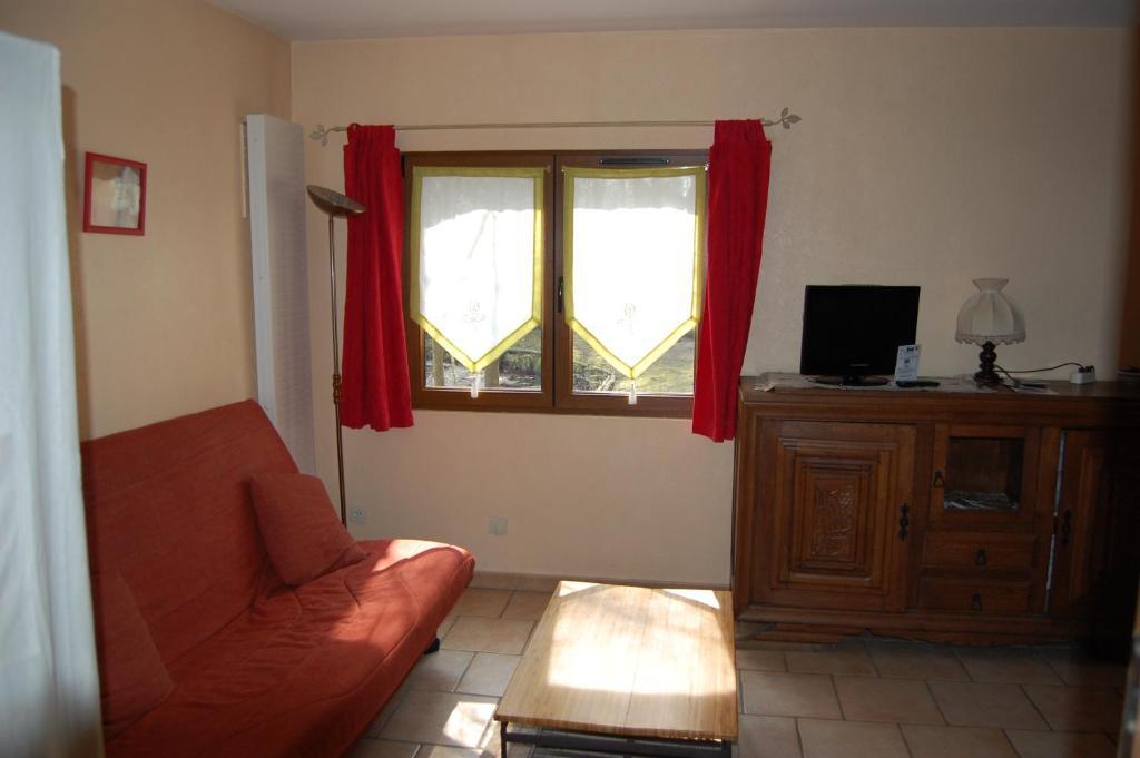 Auberge Du Bord Des Eaux - Demi-Pension Assuree Sur Reservation Saint-Amand-les-Eaux Room photo