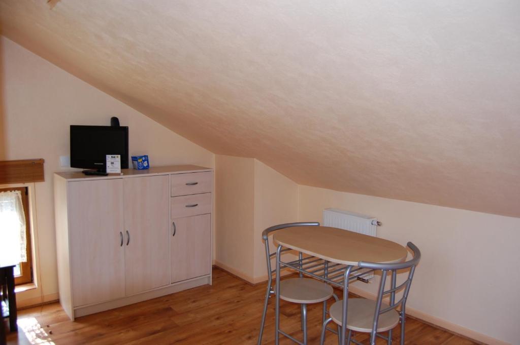 Auberge Du Bord Des Eaux - Demi-Pension Assuree Sur Reservation Saint-Amand-les-Eaux Room photo